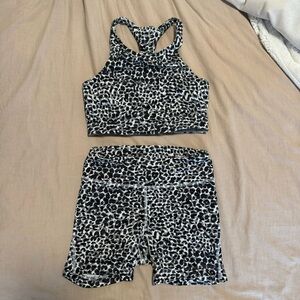 Outdoor voices snow leopard set